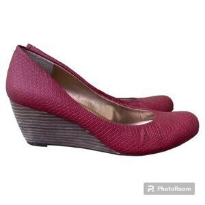 BCBGeneration Size 9 9B Dark Red Embossed Manmade Leather Wedges Women 39
